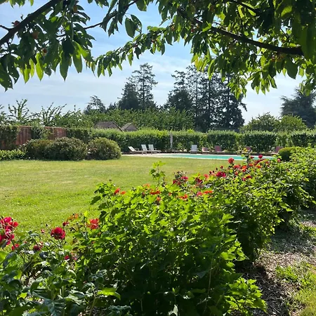 Dans Parc Du Chateau D Émalleville